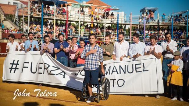 El banderillero José Manuel Soto, recibiendo el homenaje de su pueblo, La Algaba