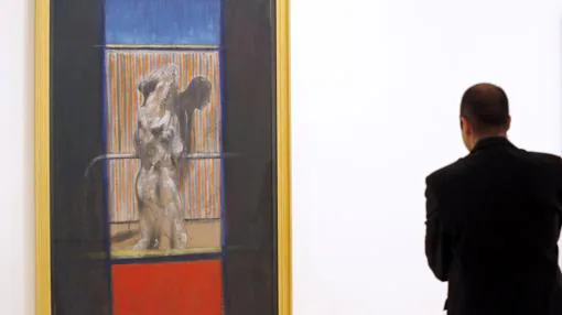 Un visitante admira «Pintura», de Francis Bacon