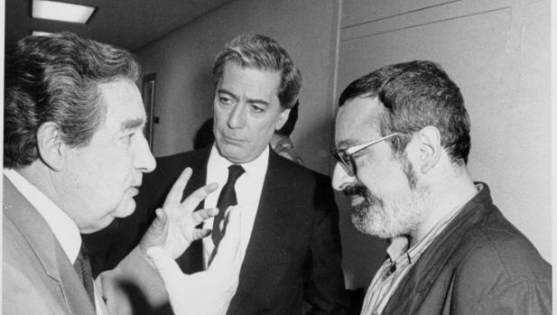 Paz conversa con Fernando Savater y Vargas Llosa en el Congreso de Valencia de 1987, conmemoración del de 1937
