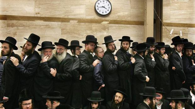 «Aquí estoy» refleja las distintas formas de vivir el judaísmo. En la imagen, funeral en la sinagoga Yetev Lev D’Satmar (Nueva York)