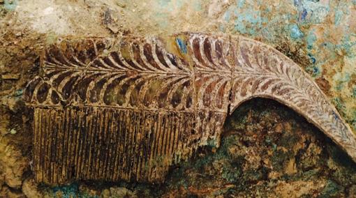 Uno d elos peines de marfil