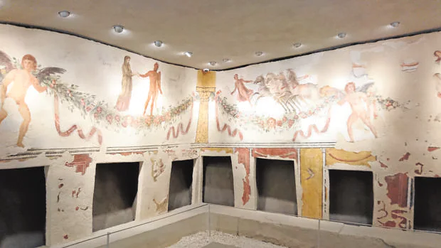 La tumba de Tiro, con bellos frescos que han sobrevivido a la guerra