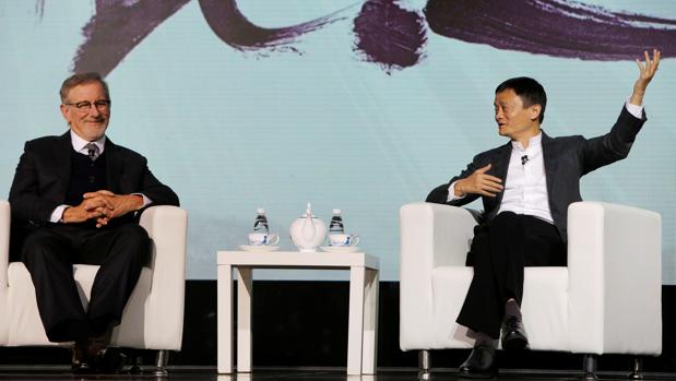 Steven Spielberg y Jack Ma, ayer durante el anuncio de la alianza