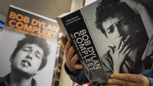 Una hombre lee un libro de las letras de Bob Dylan ayer en Rotterdam
