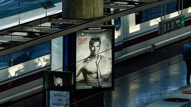 Cayetano, en la publicidad de la estación de Atocha, en Madrid