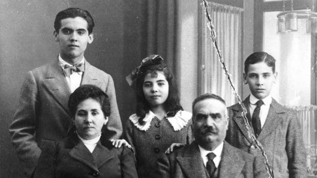 Federico García Lorca, con su familia en 1915, un año antes de visitar Ávila