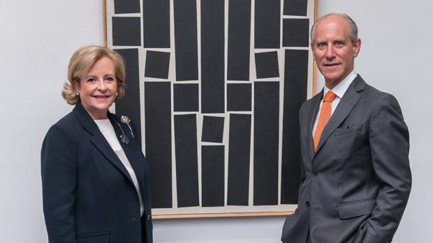 Patricia Phelps de Cisneros y Glenn Lowry, director del MoMA, junto a una obra del artista brasileño Hélio Oiticica