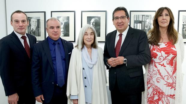 De izquierda a derecha, Raúl Manrique y Claudio Pérez, comisarios y directores del Centro de Arte Moderno, María Kodama, viuda del escritor y presidenta de la Fundación Internacional Jorge Luis Borges, Antonio Pulido, presidente de la Fundación Cajasol, y Claudia Capel, coordinadora de la muestra