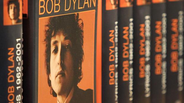 Ejemplares de un libro con las letras de Bob Dylan