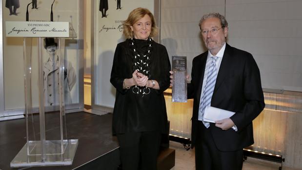 Catalina Luca de Tena entrega el premio a José Antonio Gómez Marín