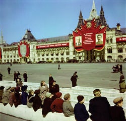 Jóvenes esperando para ver la tumba de Lenin en la Plaza Roja (Moscú, 1947)