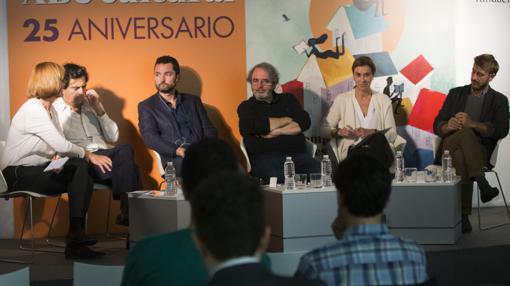 Escritores y periodistas durante el encuentro en el Museo ABC