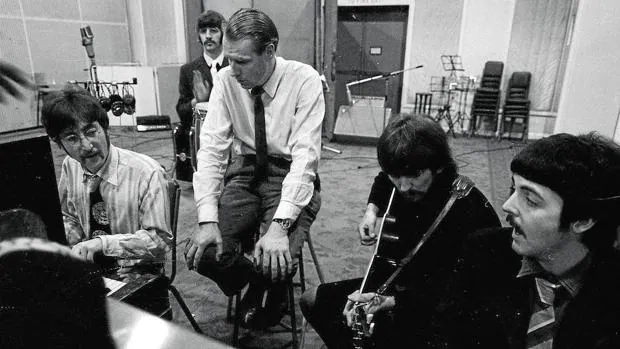 Los «Fab Four» en el estudio de grabación con el productor George Martin