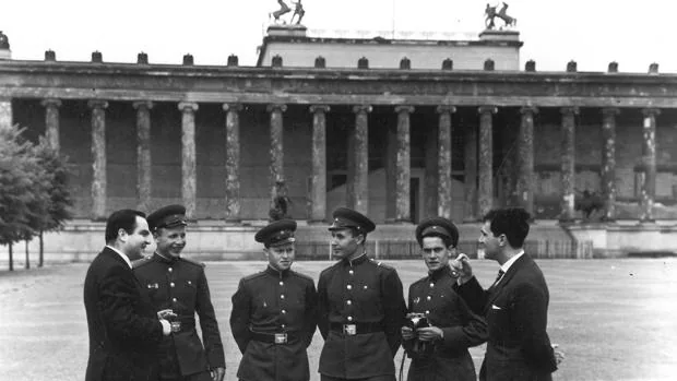 José María Carrascal, a la derecha, con un colega y soldados rusos ante la columnata del Altes Museum (Viejo Museo), Berlín oriental, en 1959
