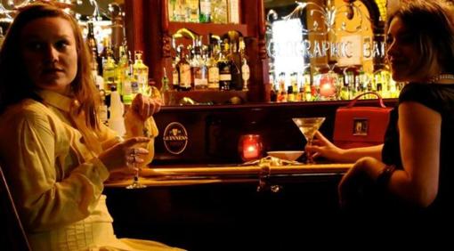De izquierda a derecha, Montse Gabriel y Luzia Eviza en los papeles de Sylvia Plath y Anne Sexton