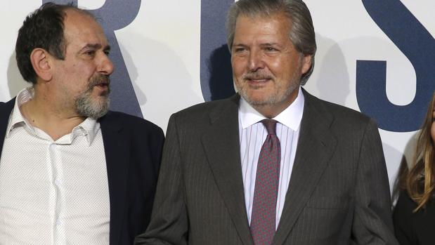 El ministro ayer, junto a Karra Elejalde, en el estreno de «100 metros»