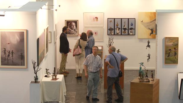 Visitantes de la feria de arte contemporáneo