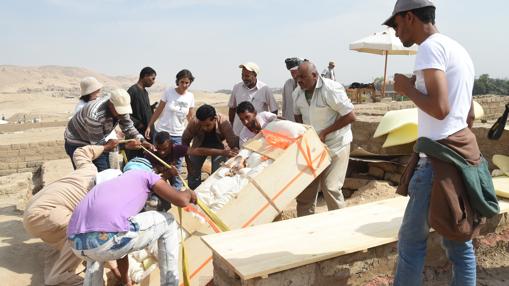 Momento de la extracción de la momia envuelta en el cartonaje