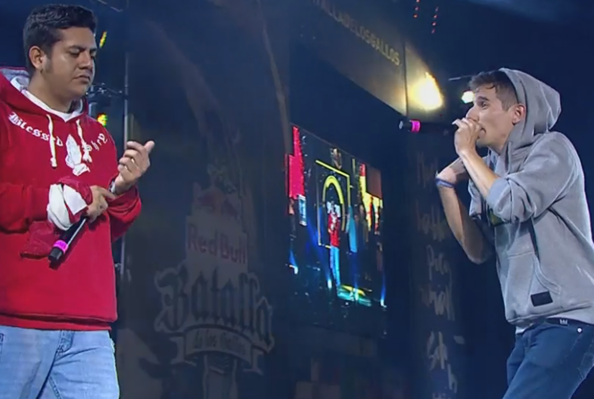 Jota y Skone, durante la batalla final de la Red Bull Batalla de los Gallos 2016