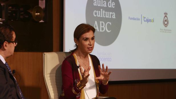 Carmen Posadas, durante su intervención en el Aula de Cultura