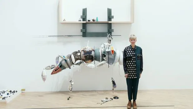 Helen Marten, ganadora del Turner 2016, junto a una de sus piezas