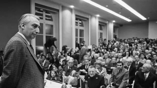 El filósofo y semiólogo Ronald Barthes se dispone, en enero de 1977, a dar una conferencia en el Collège de France