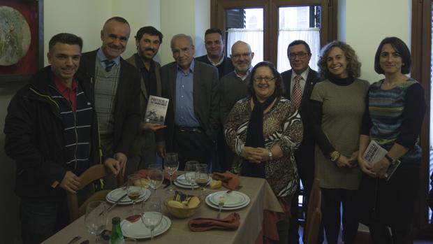 En el restaurante El Rinconcillo, parte del jurado y la organización del Premio Literario de Relatos Cortos