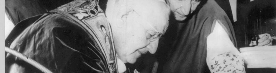 Juan XXIII estampa su firma en la convocatoria del Concilio Ecuménico de la Iglesia Católica
