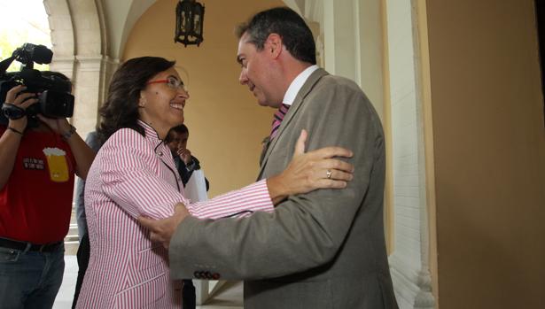 Rosa Aguilar y Juan Espadas durante un encuentro