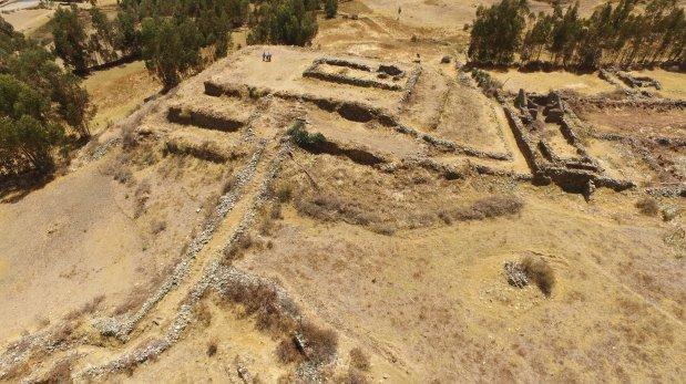 Panorámica de la pirámide escalonada, descubierta en la provincia peruana de Recuay