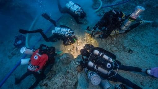 Arqueólogos subacuáticos examinan los restos humanos encontrados en Antikythera