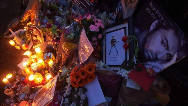 Flores, velas y mensajes en la casa de George Michael en el norte de Londres