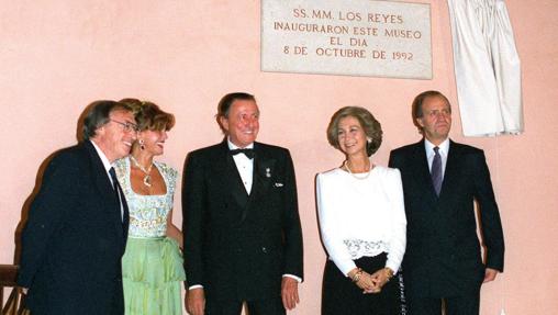 Jordi Solé Tura, los Thyssen y los Reyes, en la inauguración del museo