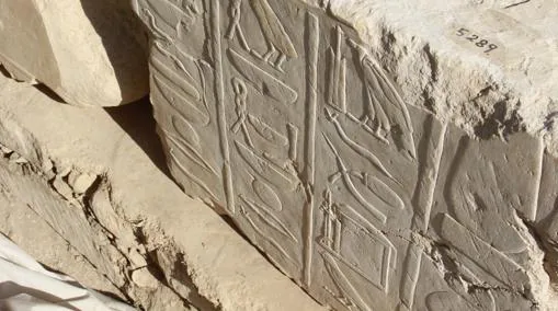 Detalle de una de las piezas halladas en el templo decorada con jeroglíficos
