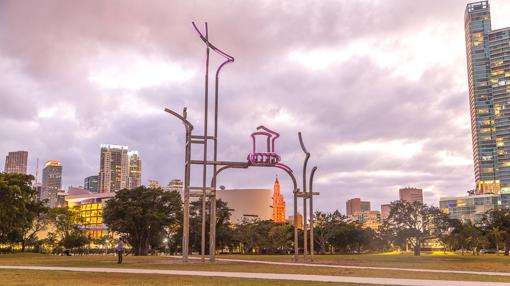 Otra vista de la pieza mientras anochece en Miami