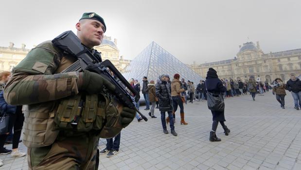 El pasado 30 de diciembre el Louvre aparecía así de blindado