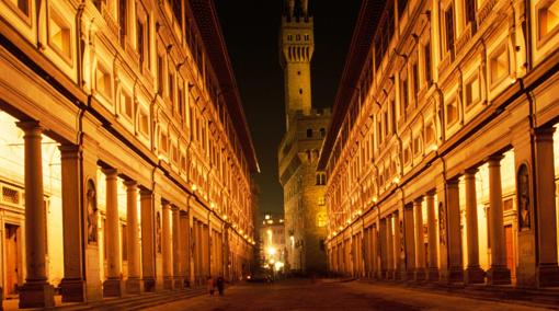 Los Uffizi en Florencia, con el Palacio della Signoria al fondo