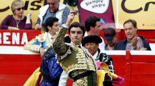 Miguel Ángel Perera, con la oreja de su primero