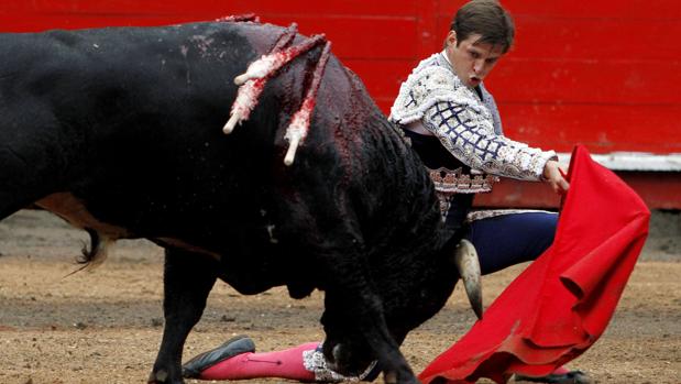 El Juli, en el inicio de un pase de pecho rodilla en tierra