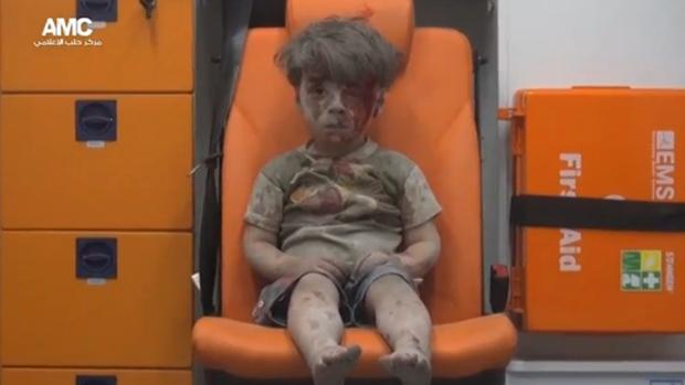 Omran, de cinco años, el niño que puso rostro a la devastación de los bombardeos en Alepo