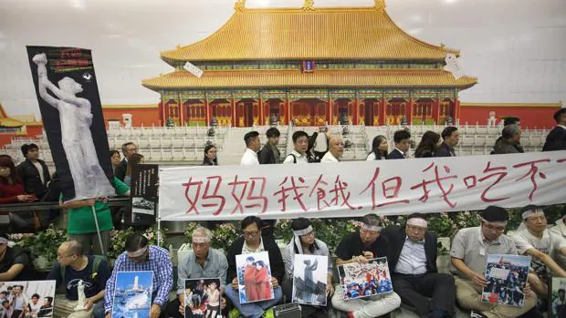 Manifestantes prodemocracia protestan contra el proyecto de réplica del antiguo Palacio Imperial chino de Pekín en Hong Kong