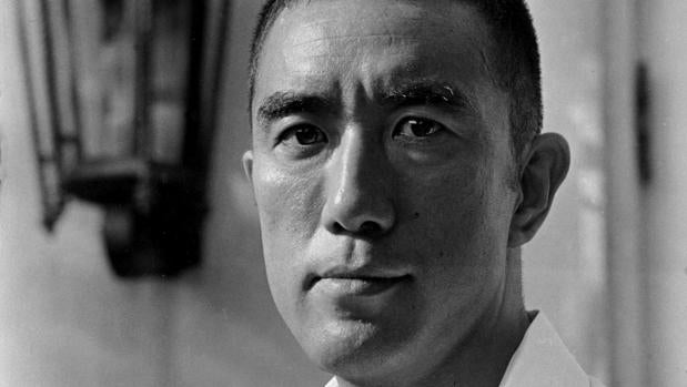 El escritor japonés Yukio Mishima