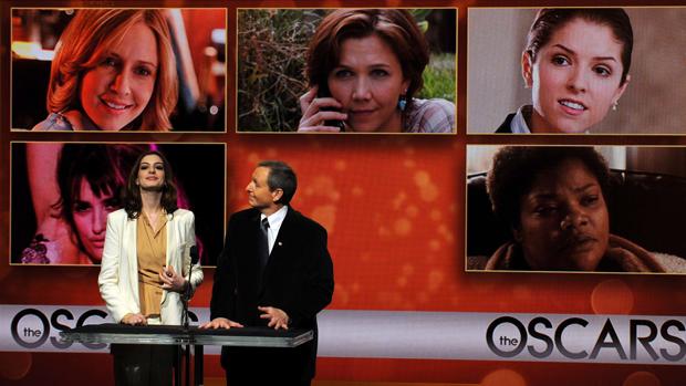 Anne Hathaway y Tom Sherak, durante el anuncio de los Oscars de 2011