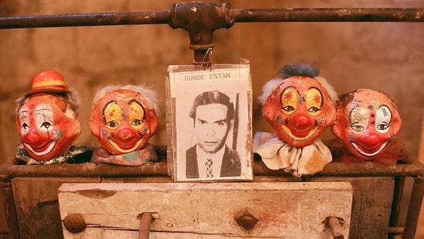 «Cabezas de papel maché junto al retrato de un desaparecido. Chile, marzo de 2000»