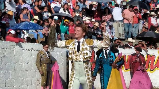 Lama de Góngora da la vuelta al ruedo en la plaza mexicana de Soloapan