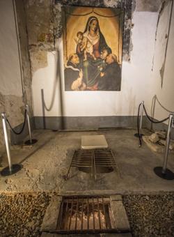 Capilla de la Virgen del Rosario de la iglesia del monasterio. En el subsuelo se halla la cripta de la dinastía March