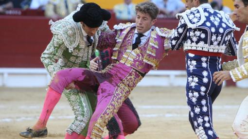 Manuel Escribano, justo tras su dramática cogida en Alicante el pasdo 25 de junio