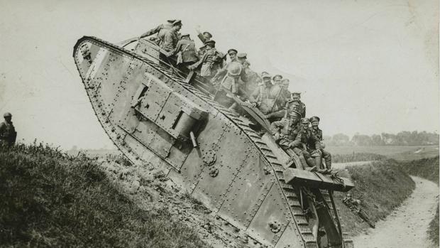 Soldados canadienses en el frente occidental a bordo de un Mark I, el primer carro de combate utilizado en un campo de batalla