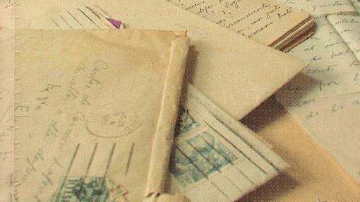 A la izquierda de la imagen, puede verse un sobre con el siguiente título: «Cartas de Carmen Laforet, para entregarle a ella después de mi muerte». Fue la pista que llevó a la hija de la escritora hasta las cartas que su madre nevió a Elena Fortún