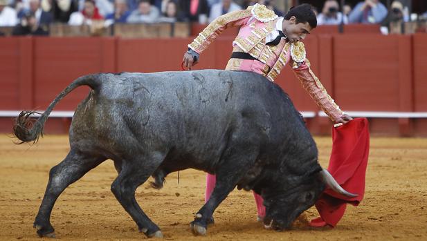 Paco Ureña durante una faena